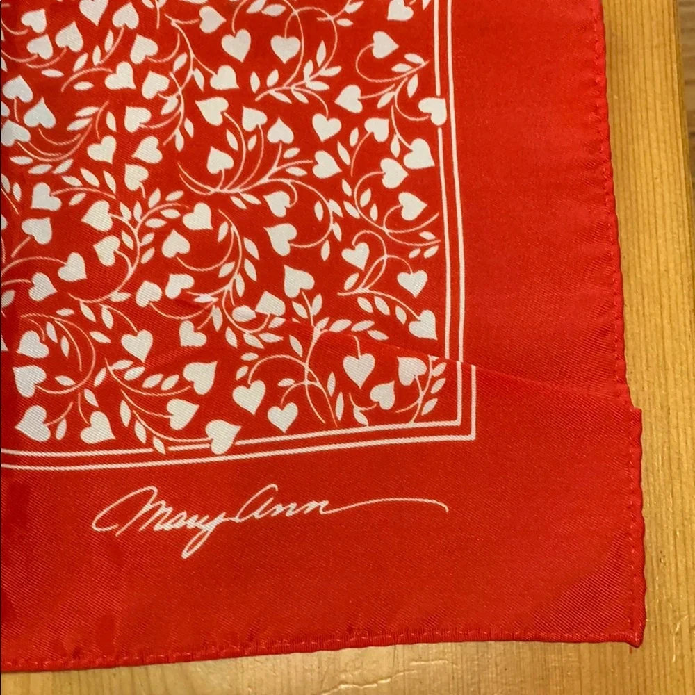 Vintage Hallmark signed Mary Ann, Red and White Floral Scarf, made in Japan - Picture 6 of 11